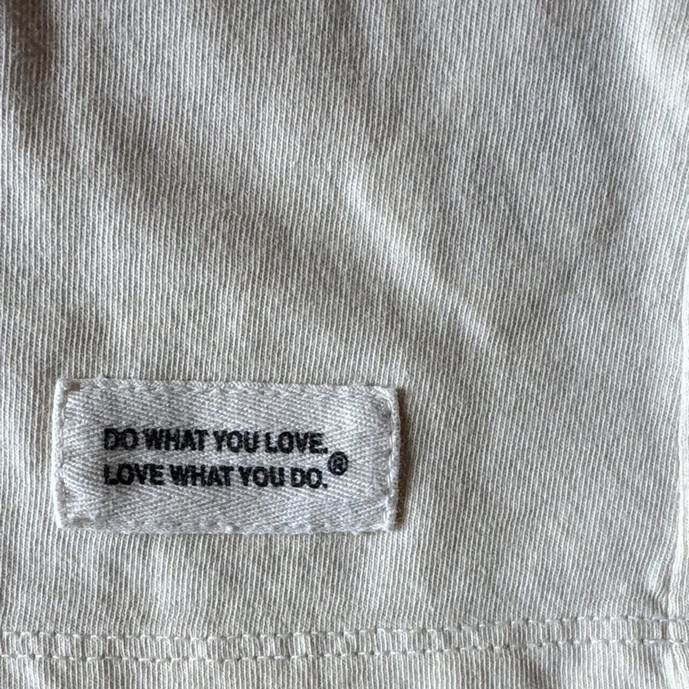 Life Is Good Cream Crusher-lite T‑Shirt with Black Cat Graphic